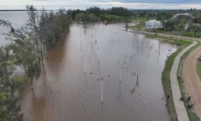 Unidos frente a la creciente del río